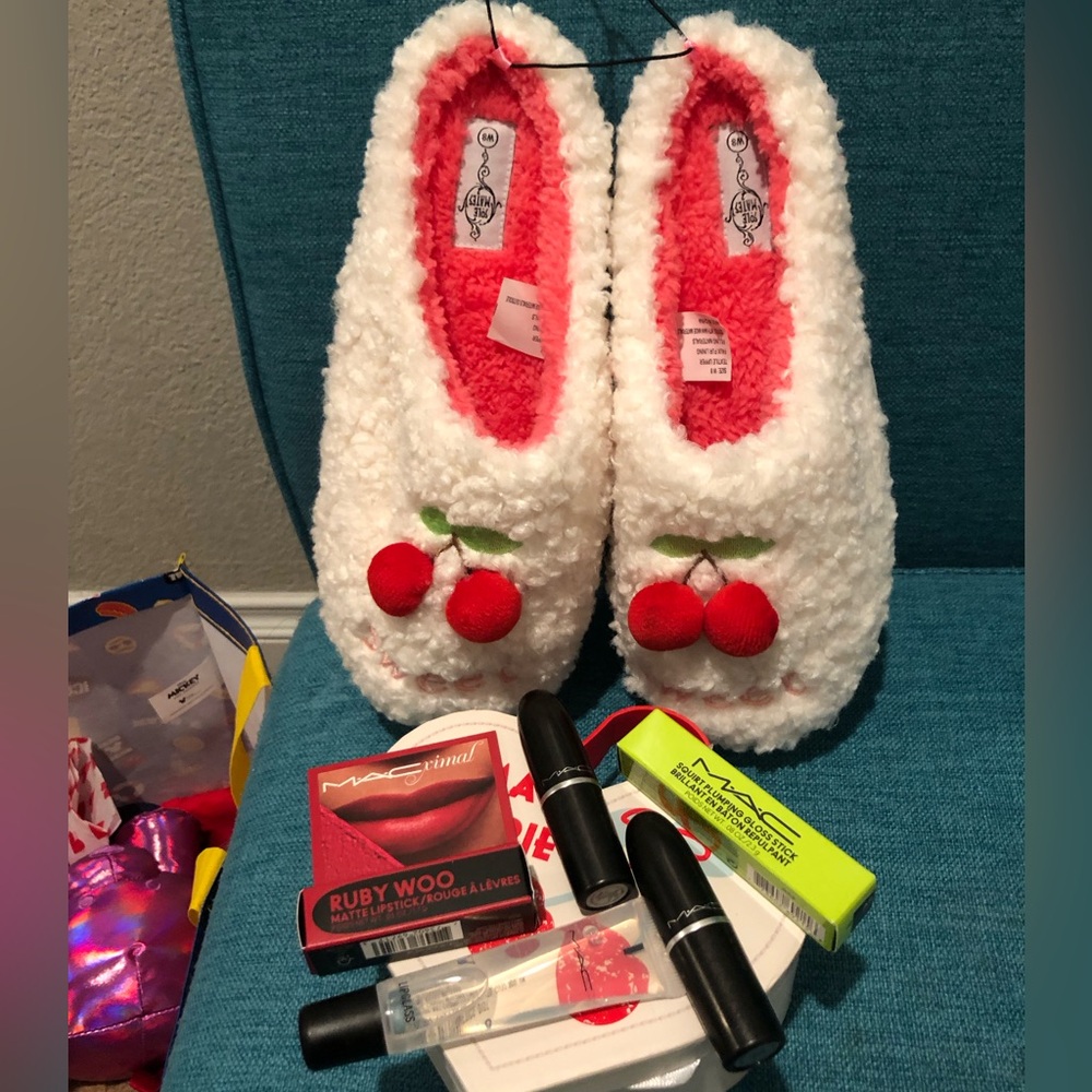 Mac make up brand new for Valentines Day in Cherie chest and sweet slippers